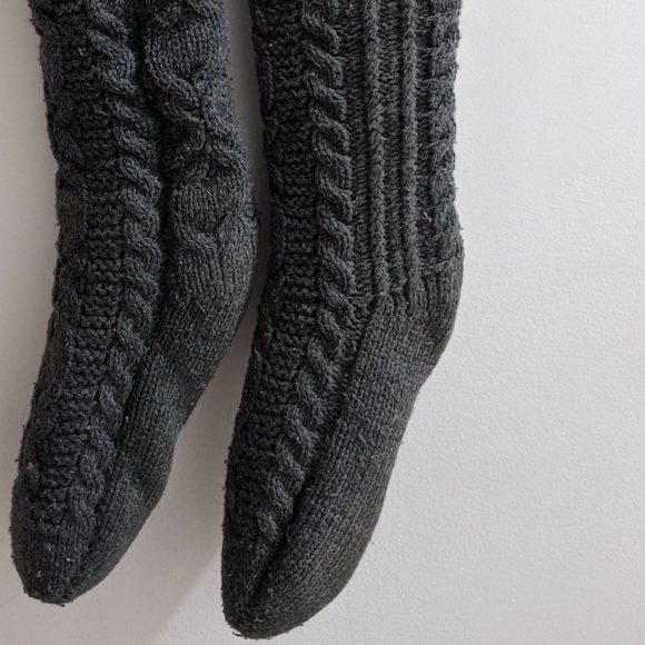 Charcoal knit and fuzzy socks with fringes - Picture 2 of 5